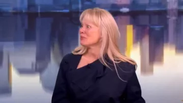 Blusa de sarga de algodón Bottega Veneta usada por Pamela Anderson como se ve en The View el 10 de enero de 2025