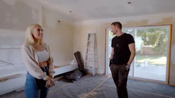 Hollister White Cable Knit Crop Tank Top worn by Heather Rae Young as seen in The Flipping El Moussas (S02E02)