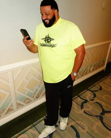 T-shirt Balenciaga Neon Yellow Layered Sports Logo porté par DJ Khaled sur le compte Instagram @djkhaled