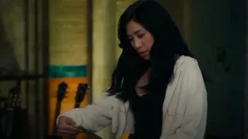 Sudadera con capucha Alo Yoga Scholar Knit Cargo Zip usada por Melody 'Mel' Bayani (Liza Lapira) como se ve en The Equalizer (T05E07)