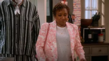 L’Agence Brooke Blazer court à double boutonnage porté par Lucretia Turner (Wanda Sykes) comme on le voit dans The Upshaws (S06E07)