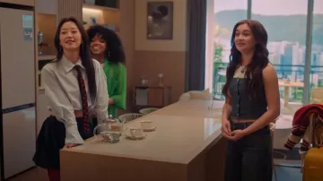Jeans Levi’s 318 portés par Kitty (Anna Cathcart) comme on le voit dans XO, Kitty (S02E01)