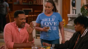 Grayson Threads Self Love Club Camiseta gráfica de manga corta usada por Regina Upshaw (Kim Fields) como se ve en The Upshaws (S06E08)