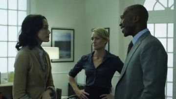 La chemise bleu marine Banana Republic de Claire Underwood (Robin Wright) dans House of Cards S01E04