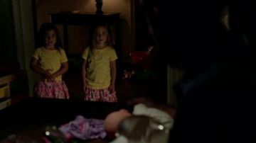 Le t-shirt jaune Circo de Josie et Lizzie Saltzman dans The Vampire Diaries