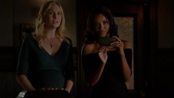 La robe Guess de Bonnie Bennett dans The Vampire Diaries