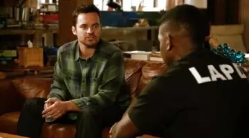 La chemise à carreaux Stapleford de Nick Miller (Jake John­son) dans New Girl (S04E20)