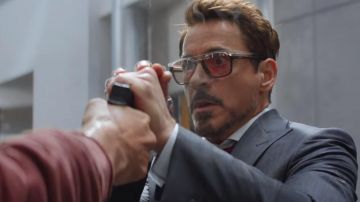 The solar Police of Tony Stark (Robert Downey, Jr.) in Captain America : Civil War