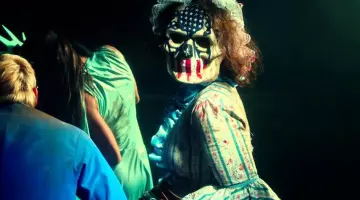 The mask of a death's head / american flag in The Purge : Election Day