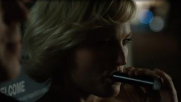 The vaporizer of cannabis Pax2 of Lara Axelrod (Malin Akerman) in Trillion