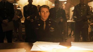 The military uniform of Steve Rogers (Chris Evans) in Captain America : First Avenger