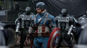 The costume of Captain America / Steve Rogers (Chris Evans) in Captain America : First Avenger