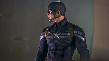 The costume of Steve Rogers (Chris Evans) in Captain America : The Soldier winter