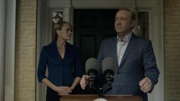 La veste Akris Punto de Claire Underwood (Robin Wright) dans House of Cards