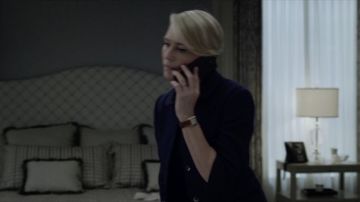 La montre Cartier Tank Louis de Claire Underwood (Robin Wright) dans House of Cards S04E02