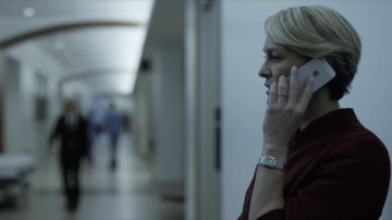 La montre Cartier Tank Francaise de Claire Underwood (Robin Wright) dans House of Cards S04E04