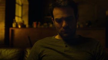 Camiseta caqui de Matt Murdock (Charlie Cox) en Daredevil S02