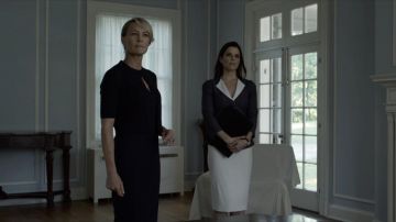 La robe noire Akris de Claire Underwood (Robin Wright) dans House of Cards