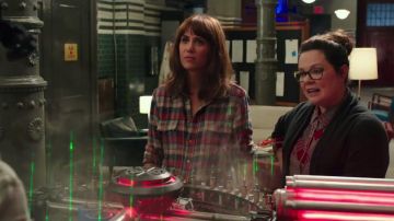 La chemise à carreaux de Erin Gilbert (Kristen Wiig) dans Ghostbusters