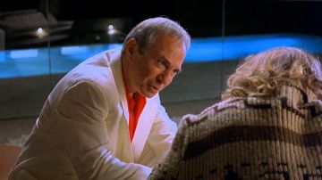 La chemise rouge de Jackie Treehorn (Ben Gazzara) dans The Big Lebowski