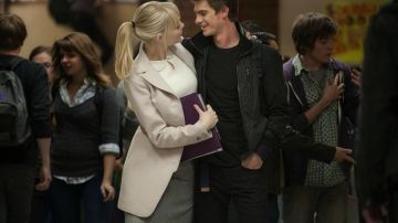 La jupe grise portée par Gwen Stacy (Emma Stone) dans The Amazing Spider-Man