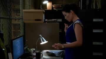 La robe bleue Bouchra Jarrar de Dr. Joan Watson (Lucy Liu) dans Elementary