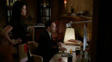 La jupe MSGM de Dr. Joan Watson (Lucy Liu) dans Elementary S04E13