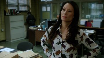 La chemise Stella McCartney de Dr. Joan Watson (Lucy Liu) dans Elementary