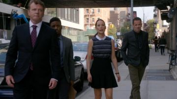 La jupe BCBGMAXAZRIA de Dr. Joan Watson (Lucy Liu) dans Elementary