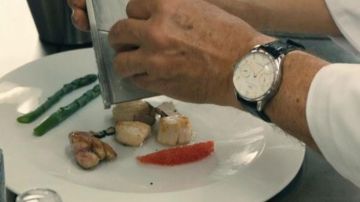 La montre IWC de Alexandre Lagarde (Jean Reno) dans Comme un chef