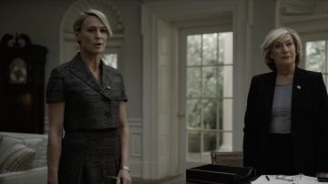 La veste Akris Punto de Claire Underwood (Robin Wright) dans House of Cards
