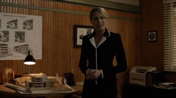 La blazer noir Moschino Cheapandchic de Claire Underwood (Robin Wright) dans House of Cards