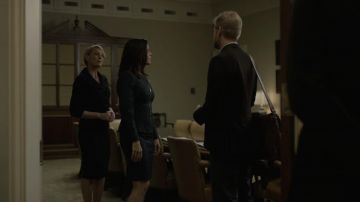 La robe Ted Baker de Leann Harvey (Neve Campbell) dans House of Cards