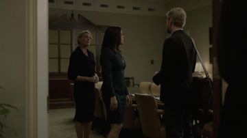 La veste Ted Baker de Leann Harvey (Neve Campbell) dans House of Cards