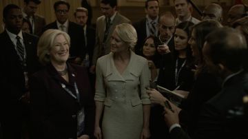 Le manteau beige St. John Collection de Claire Underwood (Robin Wright) dans House of Cards