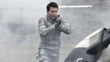 The motorcycle jacket white of captain Jack Harper (Tom Cruise) in Oblivion