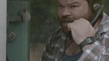 El reloj de Jordan Raskopoulos en Underground: La historia de Julian Assange