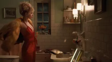 La robe rouge de Jamie Vine (Juno Temple) dans Vinyl