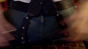 The knife Bastinelli Lucy (Scarlett Johansson) in Lucy