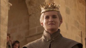 La couronne portée par Joffrey Baratheon (Jack Gleeson) dans Juego de Tronos S01E09