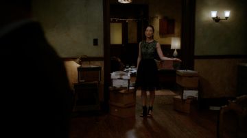 La robe Carven de Dr. Joan Watson (Lucy Liu) dans Elementary