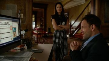 Falda J.O.A. de la Dra. Joan Watson (Lucy Liu) en Primaria