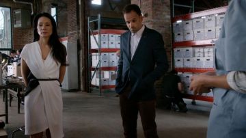 La túnica Helmut Lang de Dr. Joan Watson (Lucy Liu) dans Elementary