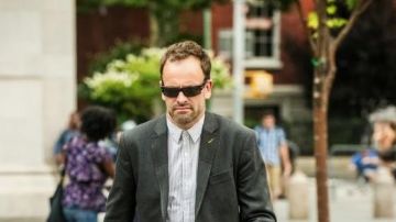 Sunglasses Persol of Sherlock Holmes (Jonny Lee Miller) in Elementary S02E01