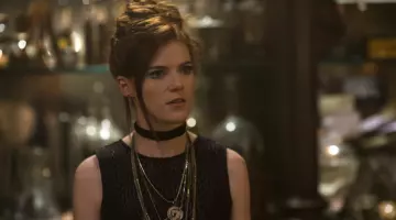 El collar de terciopelo de los 90 de Rose Leslie en The Last Witch Hunter