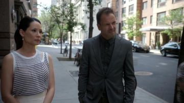 Le débardeur All Saints de Dr. Joan Watson (Lucy Liu) dans Elementary