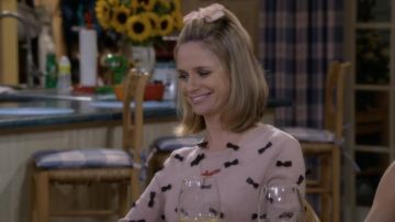 El suéter Alice y Olivia de Kimmy Gibbler (Andrea Barber) en The Party at Home: 20 años después