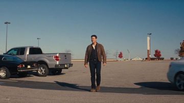 The leather jacket brown of Jack Reacher (Tom Cruise) in Jack Reacher