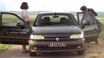 La Renault Safrane de Jean-Pierre Goulard et Frénégonde de Pouille dans Les Visiteurs