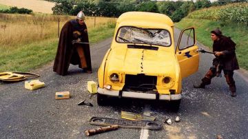 La Renault 4 F4 de La Poste "charrette du diable" dans Les Visiteurs